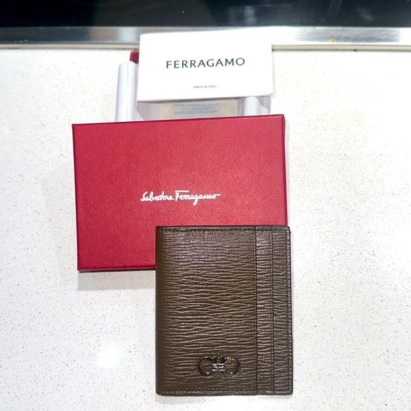 NEW Salvatore Ferragamo REVIVAL Gancio Leather Bifold Card Case Brown sf11